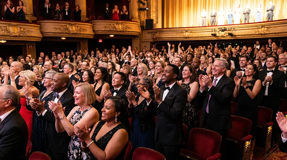 LG아트센터 서울 티켓 오픈 예매, 스마트폰으로 공연 일정을 확인하며 예약하는 모습