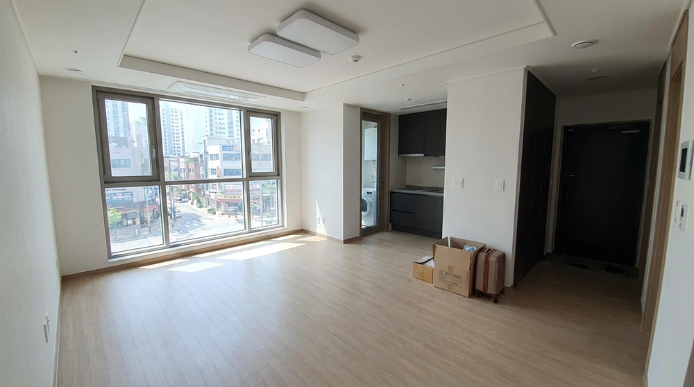 비거주 1주택 갭투자를 상징하는 빈 임대 아파트 내부, 현대적인 한국 아파트 인테리어로 투자용 주택의 개념을 표현한 실사 이미지