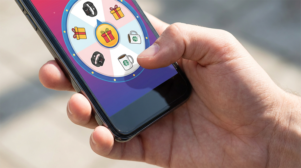 프랭크버거 앱 뽑기 이벤트 화면을 표시하는 스마트폰과 진격의거인 콜라보 경품 아이템이 보이는 모바일 인터페이스